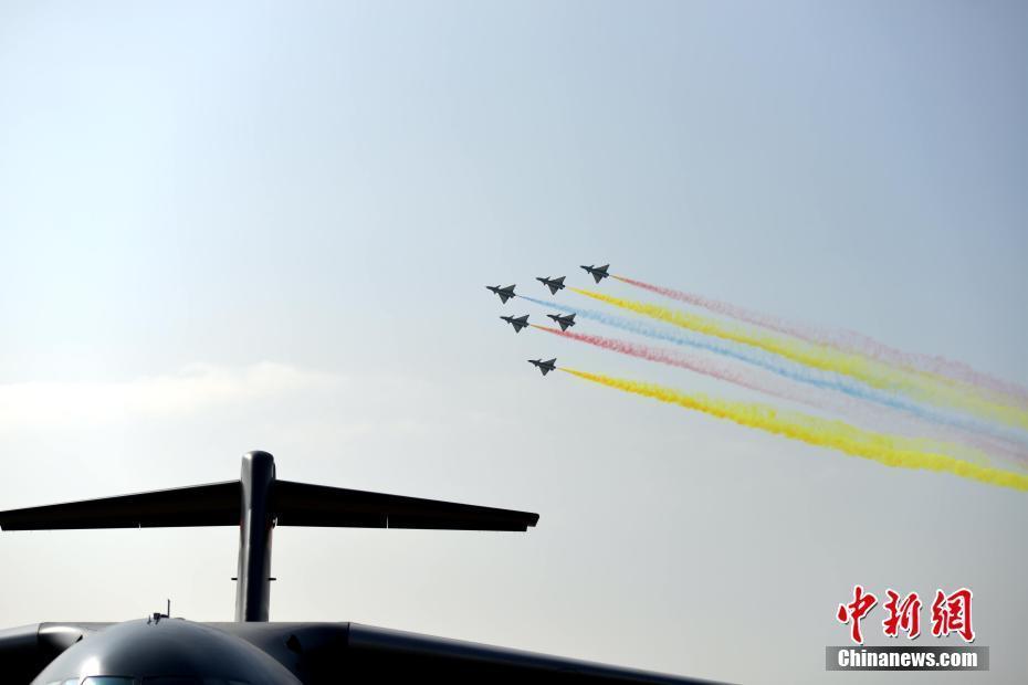 多機(jī)楔隊(duì)超低空通場