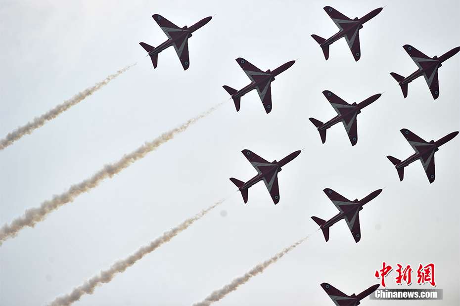 英國皇家空軍“紅箭”飛行表演隊(duì)攜“鷹”表演