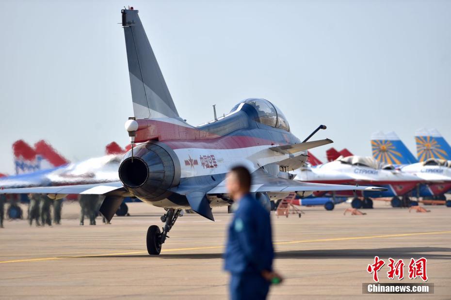  圖為11月1日，中國空軍八一飛行表演隊(duì)整裝待發(fā)。圖為女戰(zhàn)斗機(jī)飛行員亮相。
