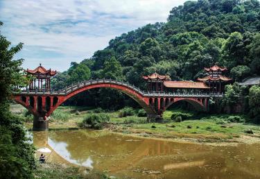 景點(diǎn)：樂(lè)山大佛廊橋